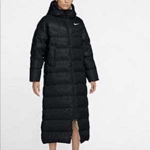 Nike Wmn’s Down Parka in Black